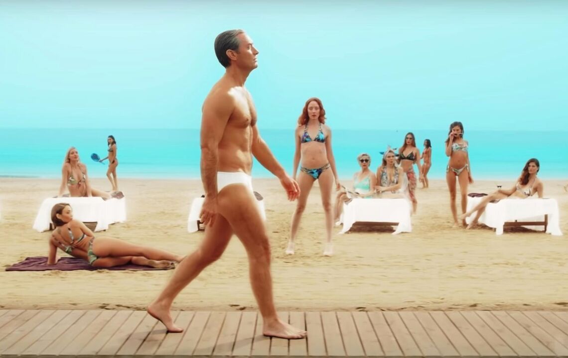 Mädchen am Strand starrten einen Mann an, der seinen Penis vergrößerte