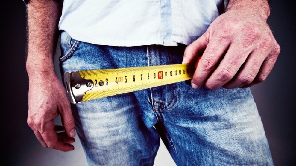 Mann misst Penis nach Gelvergrößerung